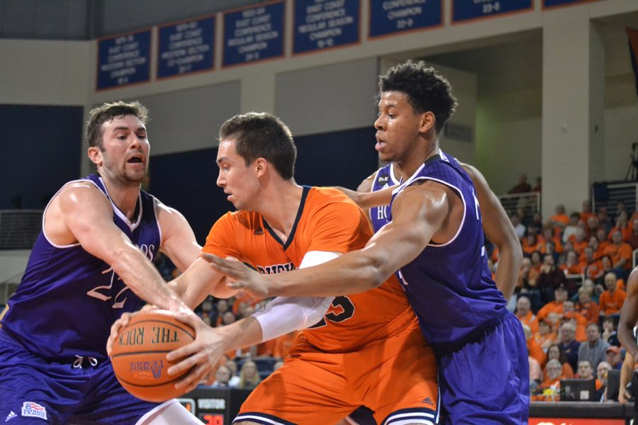 Men’s basketball continues momentum with dominating Holy Cross victory