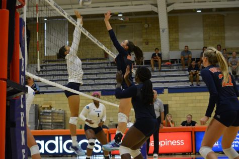 Women’s volleyball logs first undefeated start since ’99