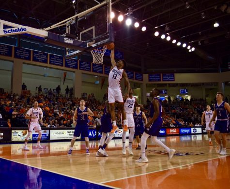 Men’s basketball shuts down the Crusaders at Sojka