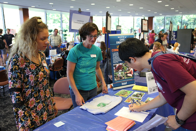 Students find opportunities to volunteer at Fall Community Service Fair