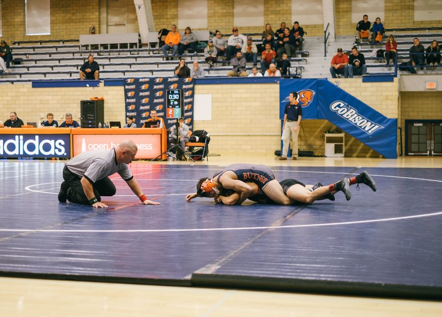 Wrestling goes 2-1 at quad dual meet to start the season