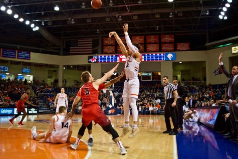Men’s basketball drops first two home games of season
