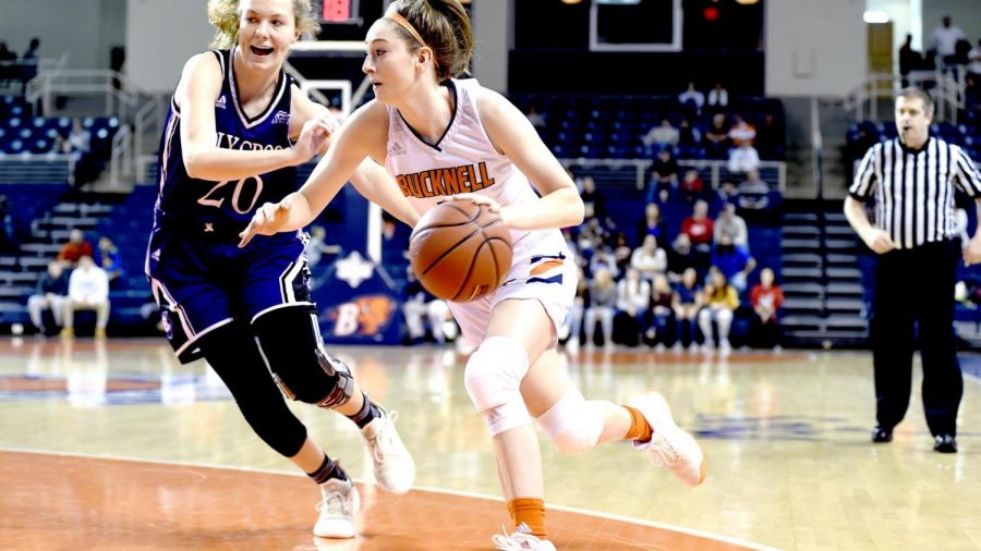 Women’s basketball wins back and forth battle with Holy Cross