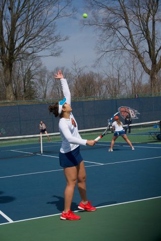 Women’s tennis celebrates senior day, men’s team picks up two wins