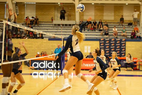 Volleyball sets school record with 10th consecutive victory