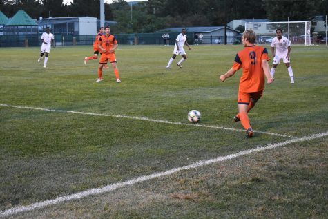 Men’s soccer concedes late goal, lose to Mount St. Mary’s
