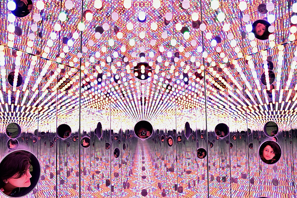 Yayoi Kusama, “Infinity Mirror Room”, 2017, National Gallery Singapore
Photo Courtesy of Flickr User Choo Yut Shing