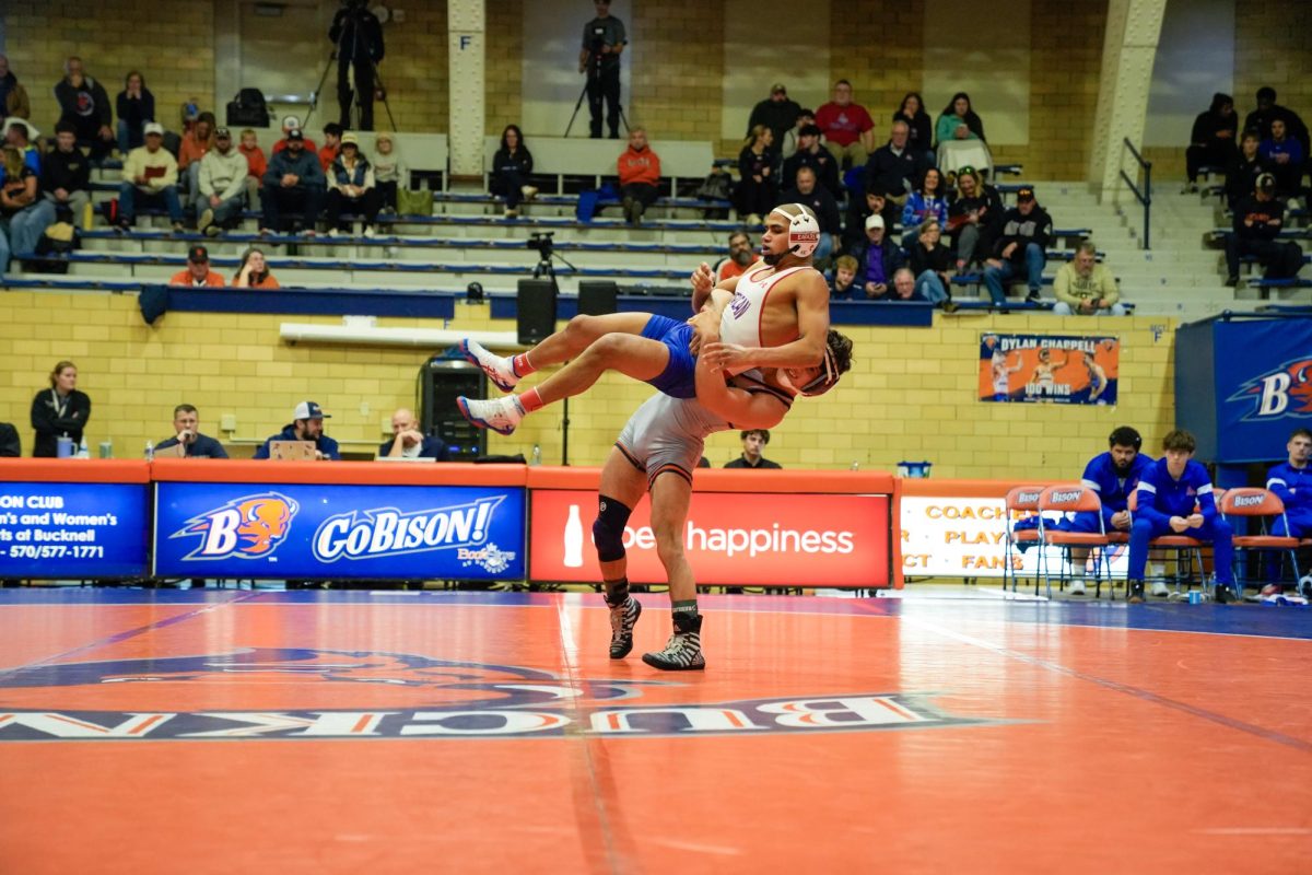 Wrestling goes 1-1 across weekend